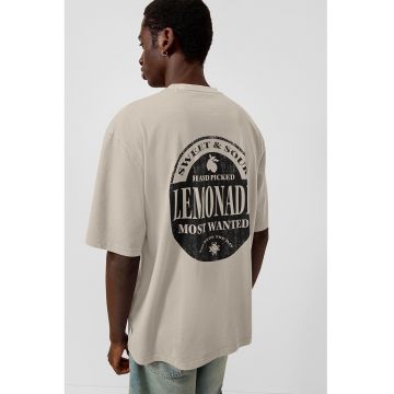 Tricou cu decolteu la baza gatului si imprimeu text