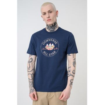 Tricou cu imprimeu grafic si decolteu la baza gatului - Rosu/Bleumarin