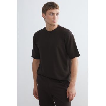 Tricou lejer cu decolteu la baza gatului