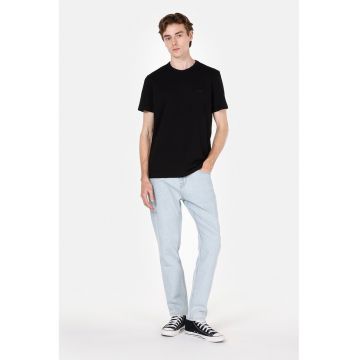 Tricou cu decolteu la baza gatului si logo - Negru