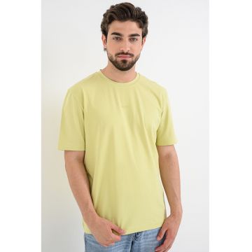 Tricou cu decolteu la baza gatului si logo discret