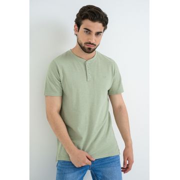 Tricou din bumbac cu fenta cu nasturi Acton - Verde masliniu pal