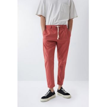 Pantaloni conici chino cu snur in talie