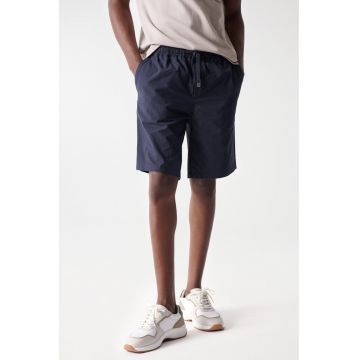 - Pantaloni scurti din bumbac cu buzunar aplicat pe spate