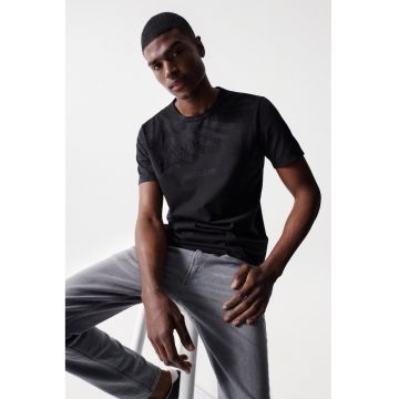 Tricou cu model text brodat