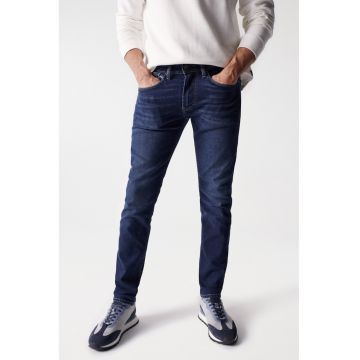 Blugi slim fit cu talie medie si buzunare