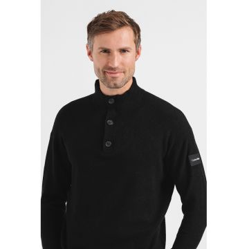 Pulover tricotat fin cu fenta cu nasturi - Negru