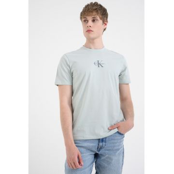 Tricou cu decolteu la baza gatului si logo - Verde masliniu pal