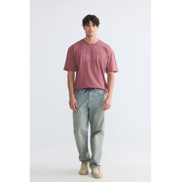 Tricou cu decolteu la baza gatului si text