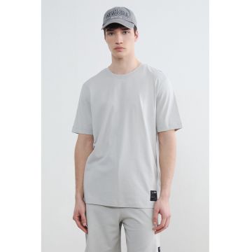 Tricou regular fit cu decolteu la baza gatului