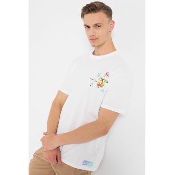 Tricou relaxed fit cu imprimeu si decolteu la baza gatului - Alb/Verde/Galben