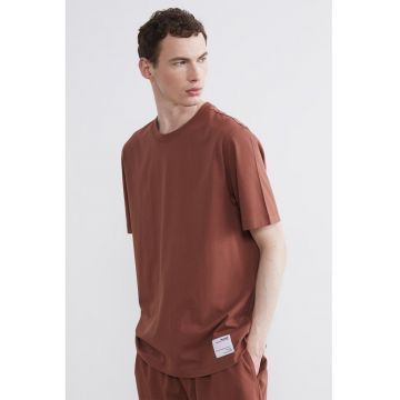 Tricou regular fit cu decolteu la baza gatului - Maro cognac
