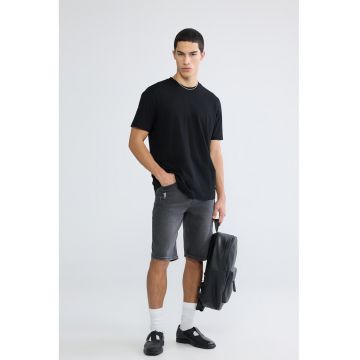 Tricou regular fit cu decolteu la baza gatului - Negru