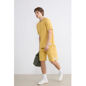 Tricou regular fit cu decolteu la baza gatului - Ocru