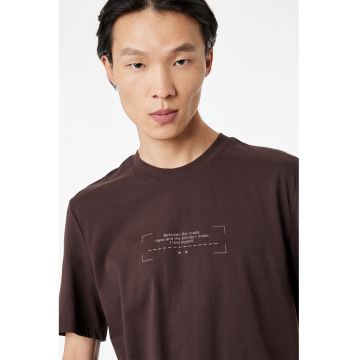 Tricou regular fit cu imprimeu text - Maro inchis