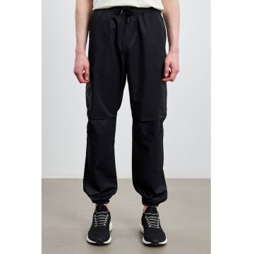 Pantaloni cargo cu croiala conica - Negru
