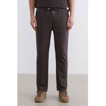 Pantaloni de trening cu snur de ajustare si buzunare cu fermoar - Maro pamantiu