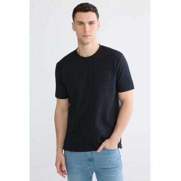 Tricou cu decolteu la baza gatului si buzunar pe piept - Negru
