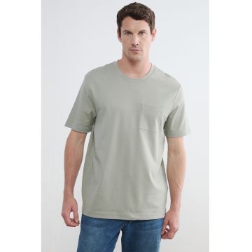 Tricou cu decolteu la baza gatului si buzunar pe piept - Verde sparanghel