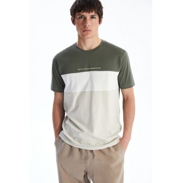 Tricou cu decolteu la baza gatului si design colorblock - Alb/Kaki