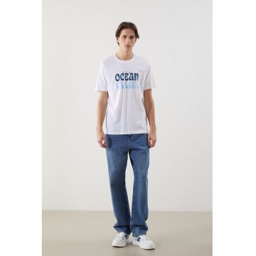 Tricou cu decolteu la baza gatului si imprimeu - Alb
