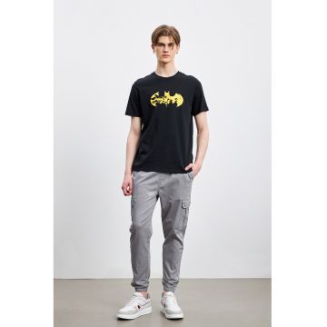 Tricou cu decolteu la baza gatului si imprimeu Batman - Negru