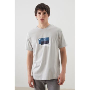 Tricou cu decolteu la baza gatului si imprimeu - Gri deschis/Albastru