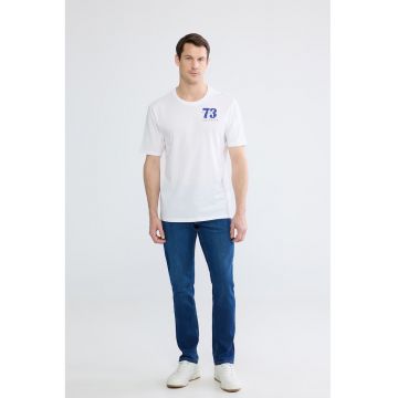 Tricou cu decolteu la baza gatului si imprimeu text - Alb optic/Albastru