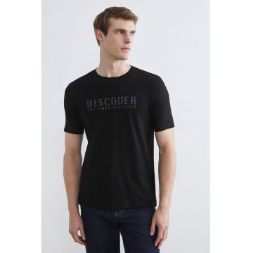 Tricou cu decolteu la baza gatului si imprimeu text - Negru