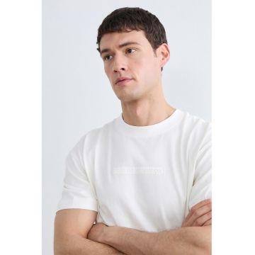 Tricou cu decolteu la baza gatului si text in relief - Alb