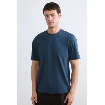 Tricou cu decolteu la baza gatului si text in relief - Albastru petrol