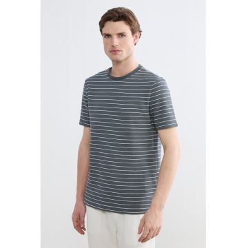Tricou cu dungi si decolteu la baza gatului - Alb/Gri inchis