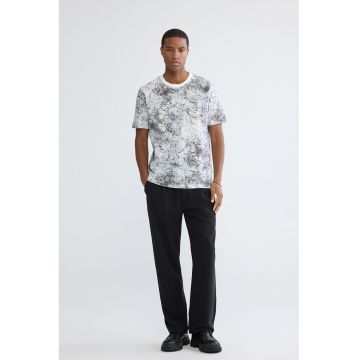 Tricou cu model si decolteu la baza gatului - Alb murdar/Gri inchis