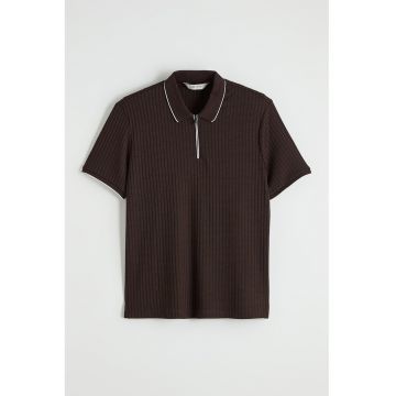 Tricou polo din tricot cu fenta scurta cu fermoar - Maro inchis