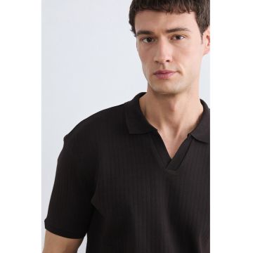 Tricou polo regular fit cu decupaj in V - Maro inchis
