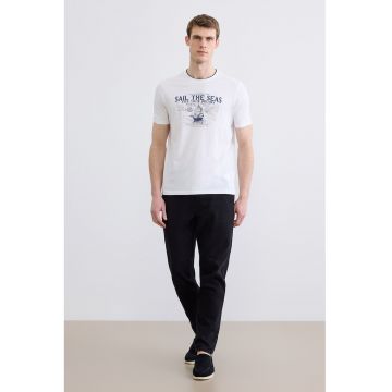Tricou regular-fit cu imprimeu grafic - Alb/Albastru inchis
