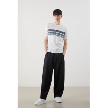 Tricou regular-fit cu imprimeu pe piept - Alb
