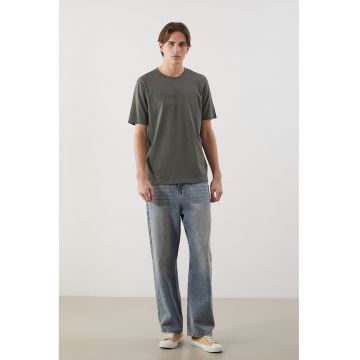 Tricou regular-fit cu imprimeu text discret - Gri carbune