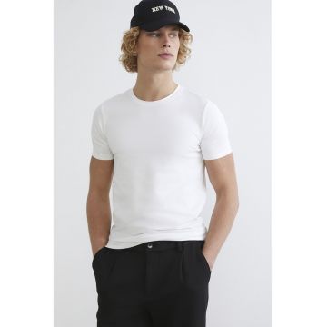 Tricou slim-fit cu decolteu la baza gatului - Alb