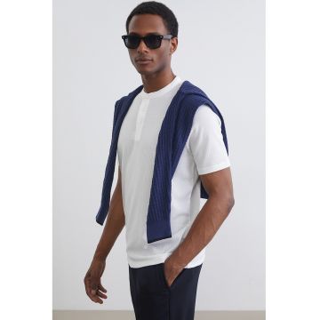Tricou texturat cu fenta cu nasturi - Alb