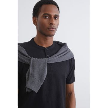 Tricou texturat cu fenta cu nasturi - Negru