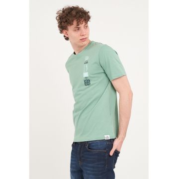 Tricou cu decolteu la baza gatului si imprimeu grafic si text - Verde deschis