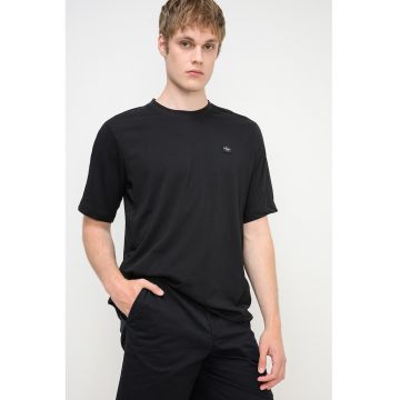Tricou cu decolteu la baza gatului si aplicatie logo discret - Negru