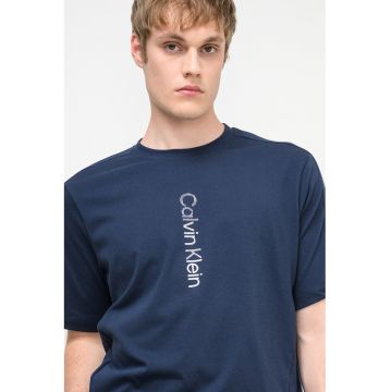 Tricou cu decolteu la baza gatului si imprimeu logo - Albastru ultramarin