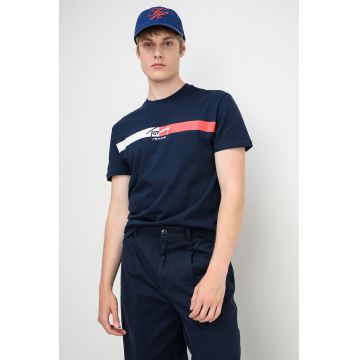 Tricou cu decolteu la baza gatului si imprimeu logo - Rosu/Alb/Bleumarin
