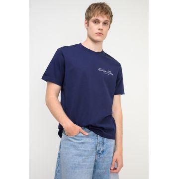 Tricou cu decolteu la baza gatului si logo brodat discret - Albastru indigo