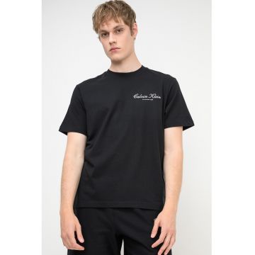 Tricou cu decolteu la baza gatului si logo brodat discret - Negru