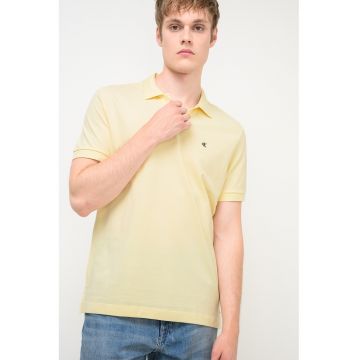 Tricou polo cu logo brodat discret - Galben pai