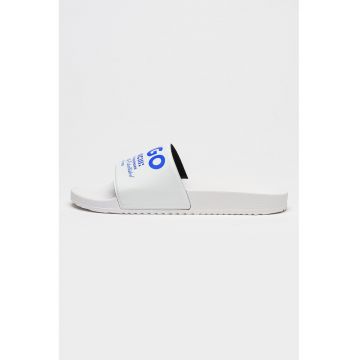 Papuci cu imprimeu logo Timein - Albastru lavanda/Alb optic