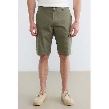 Pantaloni scurti cargo cu croiala lejera - Kaki inchis